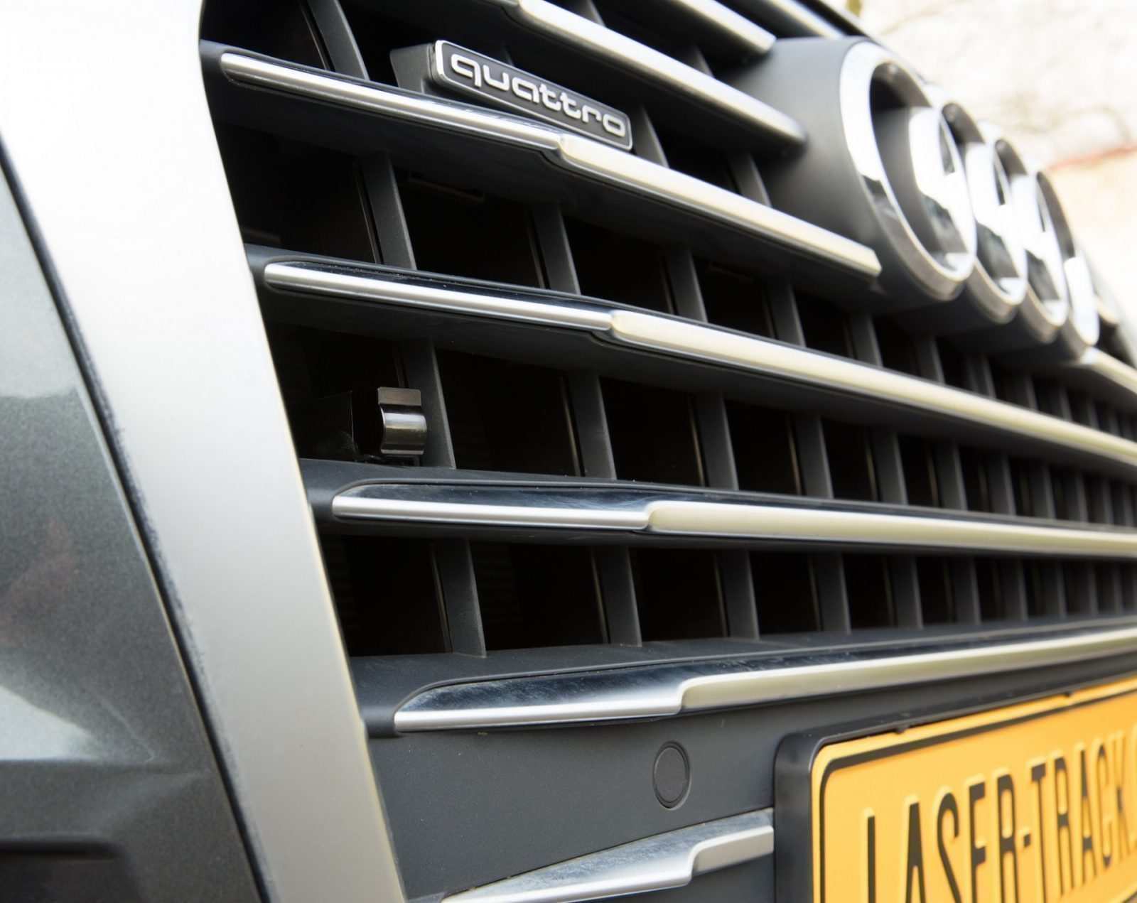 LaserTrack Flare verborgen gemonteerd in autogrill