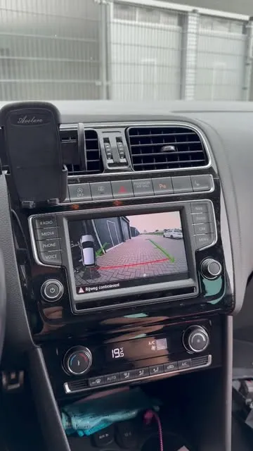 VW Polo met achteruitrijcamera op het scherm