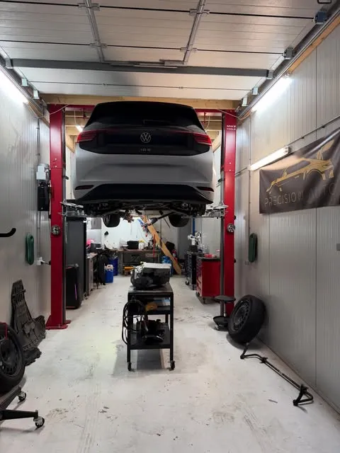 Werkplaats PrecisionAuto met VW ID. op de brug