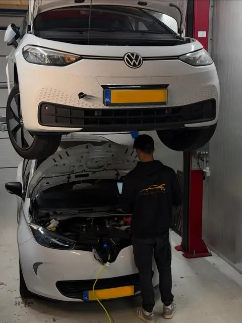 Monteur aan het werk aan een VW ID.