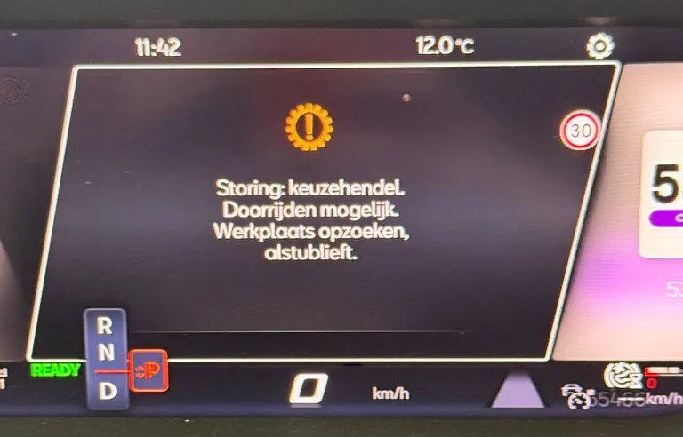 Dashboard met de melding Storing: keuzehendel. Doorrijden mogelijk. Werkplaats opzoeken, alstublieft.