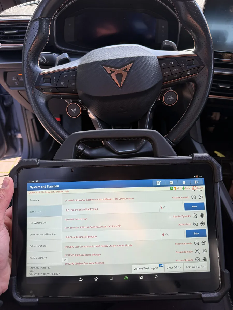 Diagnosetester aangesloten op een CUPRA Leon met storing in de transmissie-elektronica