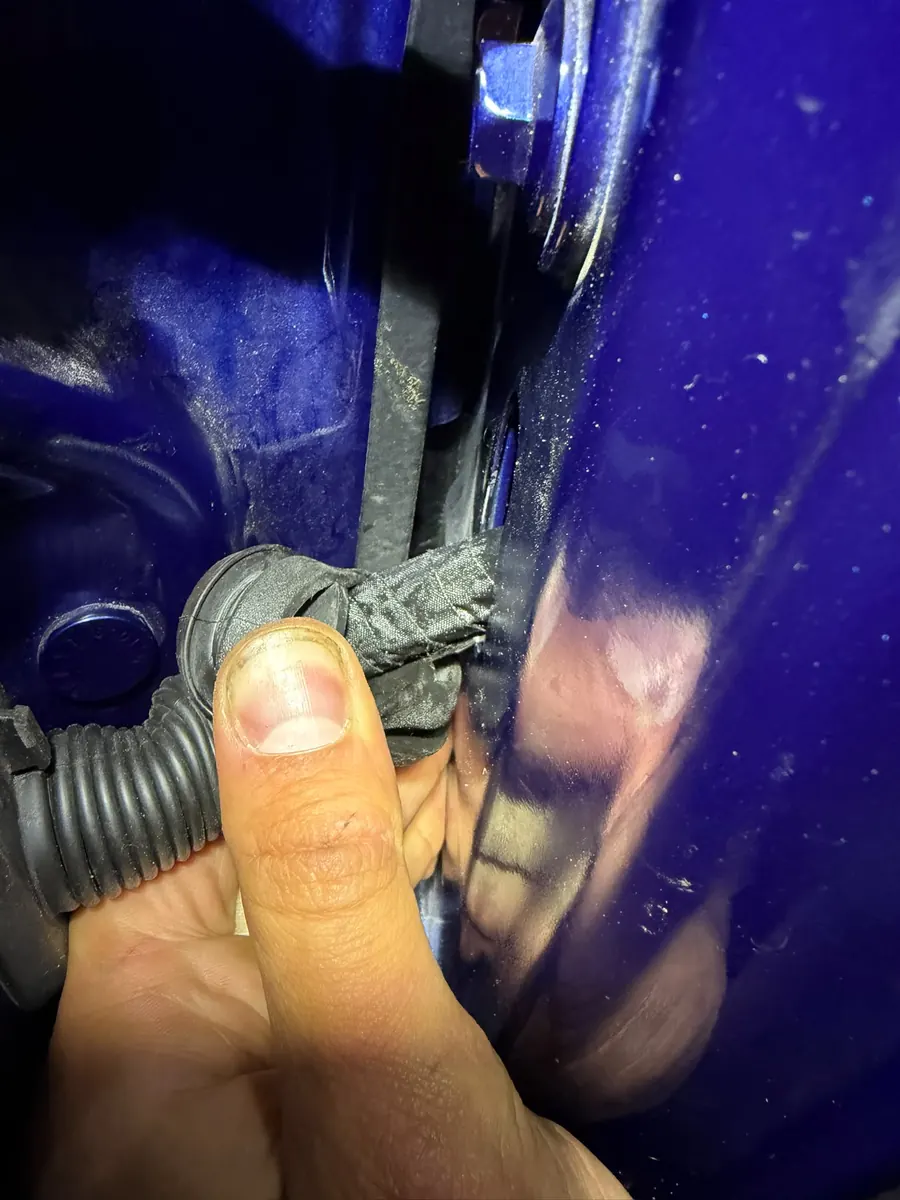 Kabelboom in een rubberen mof tussen deurstijl en portier van een Tesla Model S